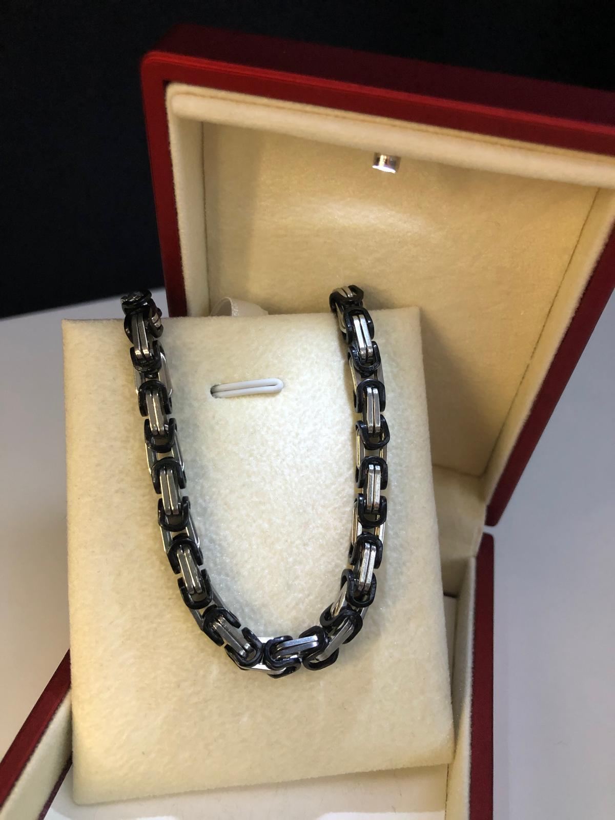 5mm Kral Erkek Çelik Siyah Beyaz Set • Işıklı Kutuda • Sevgiliye • Eşe • Babaya Bileklik Kolye