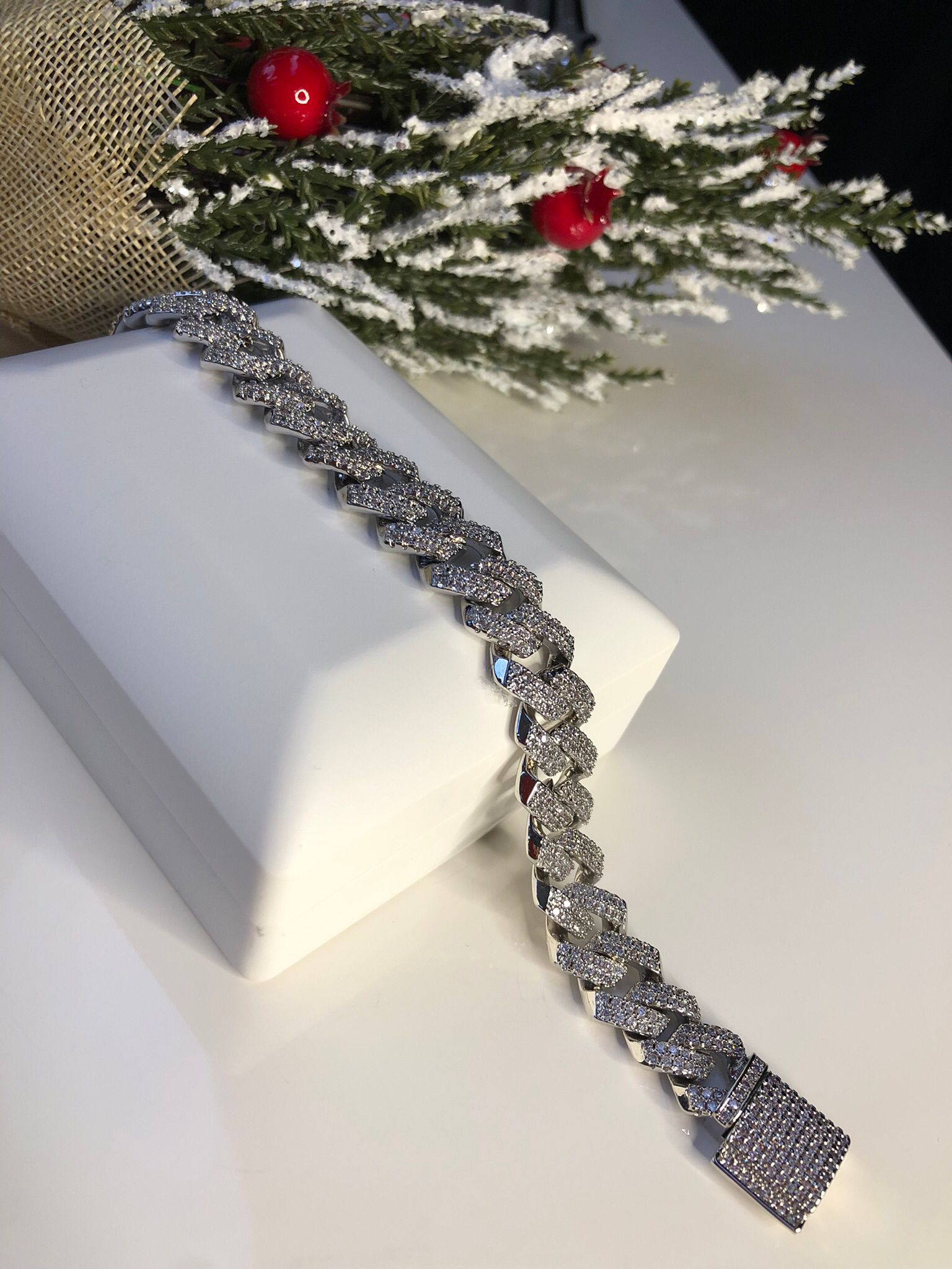 Vog Cuban Model Full Taşlı Monaco İconik Kilitli Beyaz Renk Mikro Kaplama Hediye Bileklik