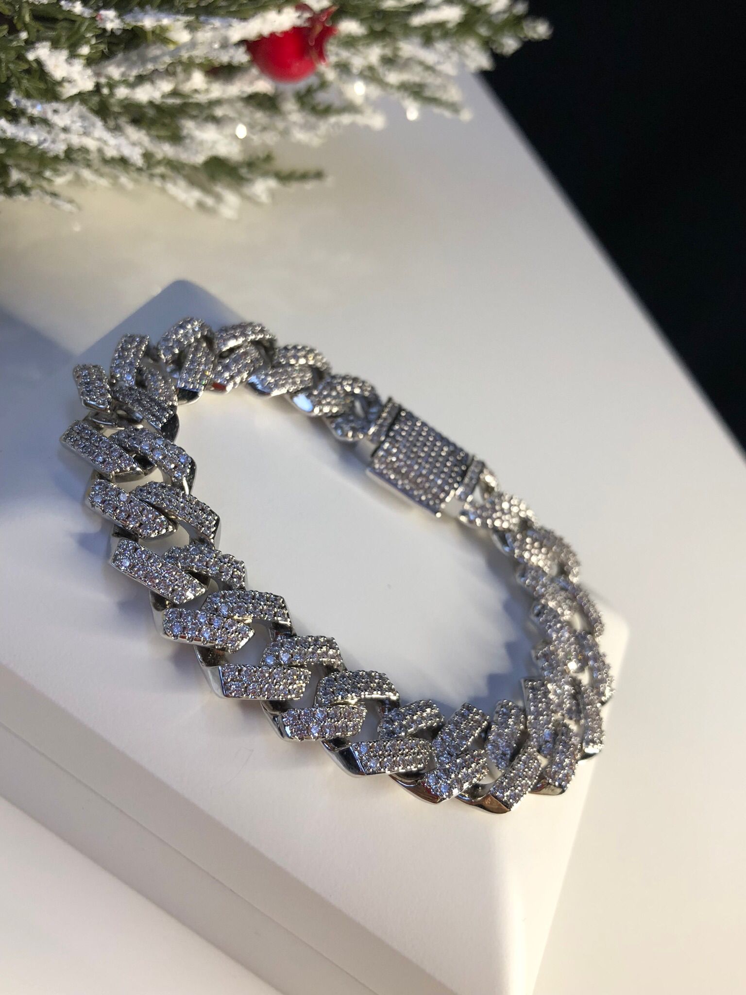 Vog Cuban Model Full Taşlı Monaco İconik Kilitli Beyaz Renk Mikro Kaplama Hediye Bileklik