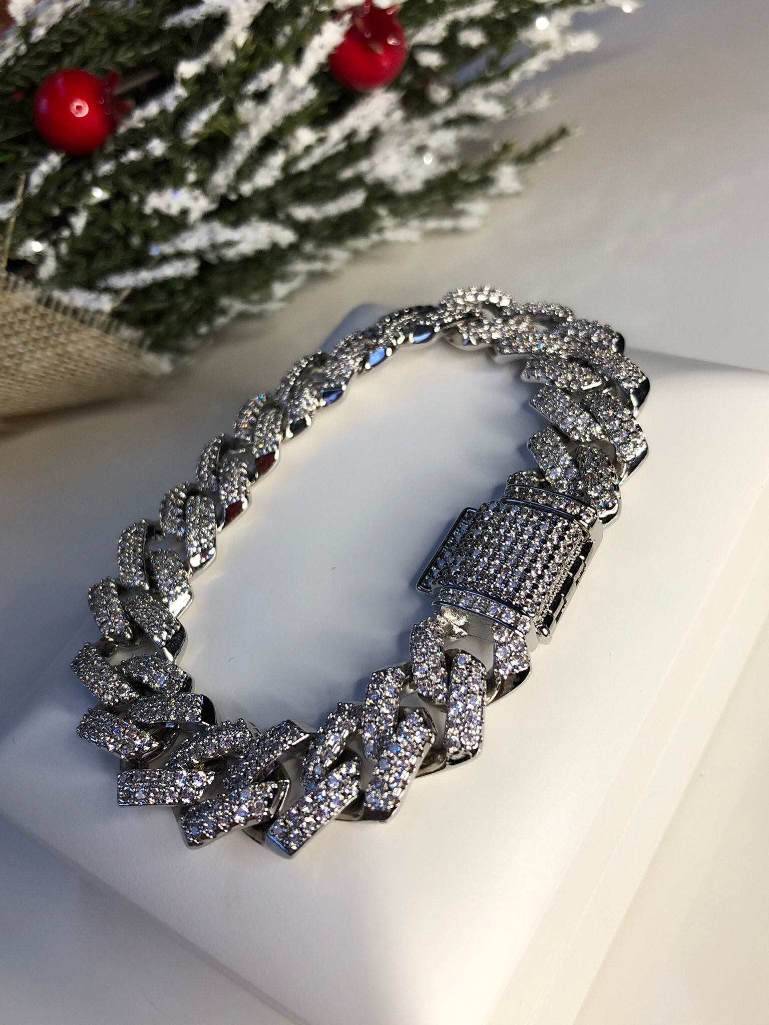 Vog Cuban Model Full Taşlı Monaco İconik Kilitli Beyaz Renk Mikro Kaplama Hediye Bileklik