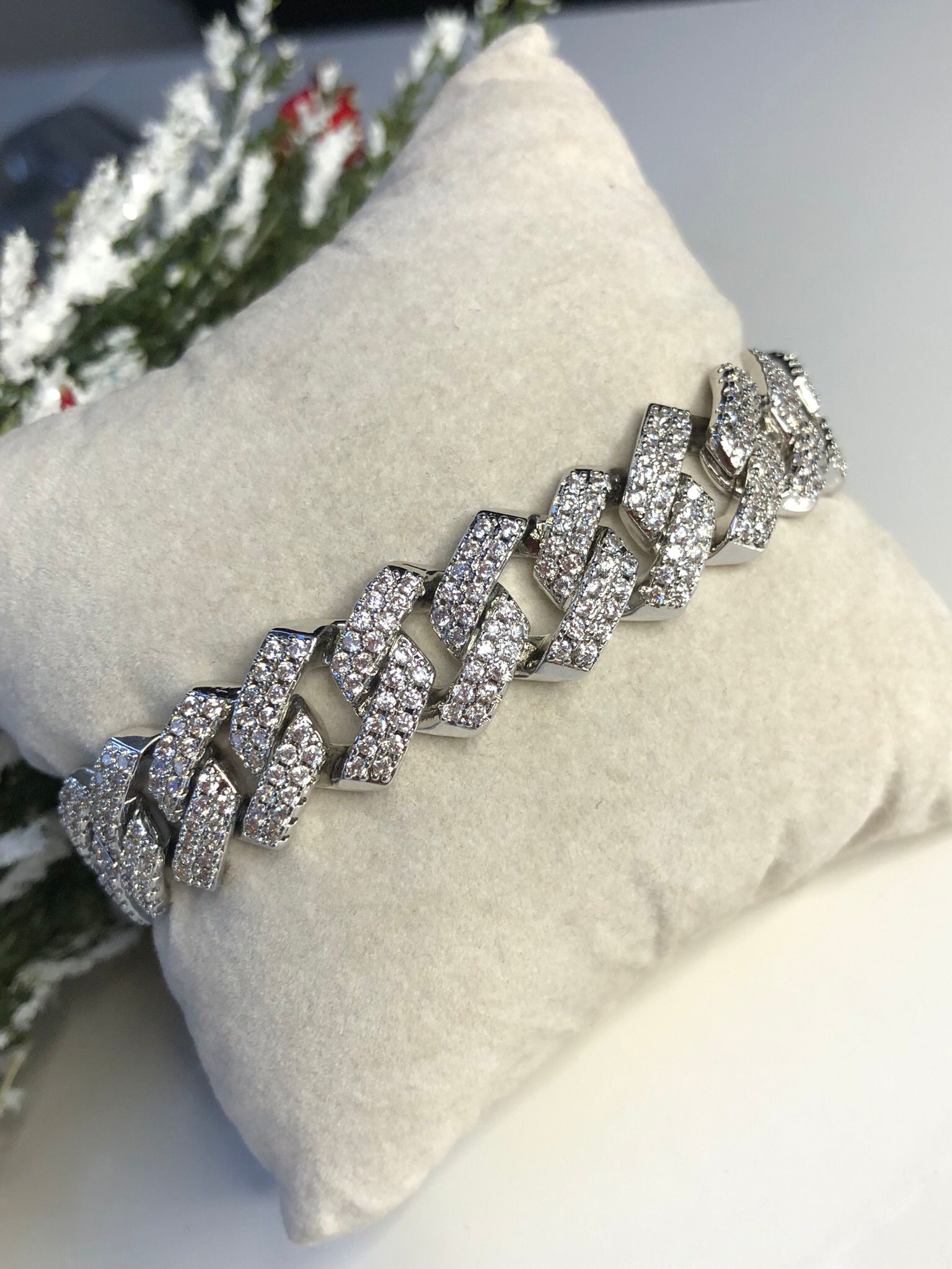 Vog Cuban Model Full Taşlı Monaco İconik Kilitli Beyaz Renk Mikro Kaplama Hediye Bileklik