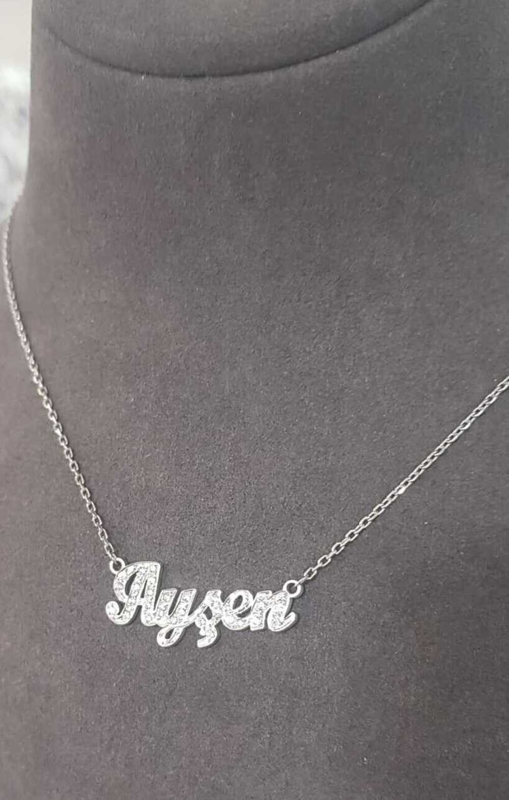 Vog Kişiye Özel Ayşen Taşlı İsim Kolye 925 Ayar Gümüş Sevgiliye,Eşe,Anneye,Arkadaşa Hediye Kolye