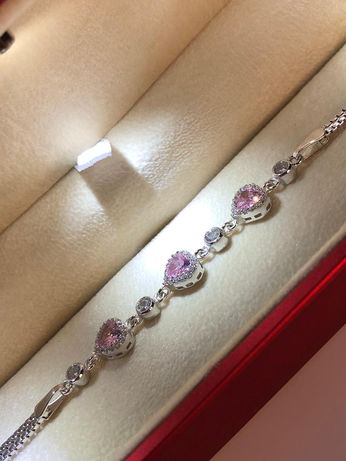 Pembe 3’Lü Kalp Zirconia Taşlı 925 Ayar Gümüş Sevgiliye • Eşe • Anneye • Arkadaşa Hediye Bileklik