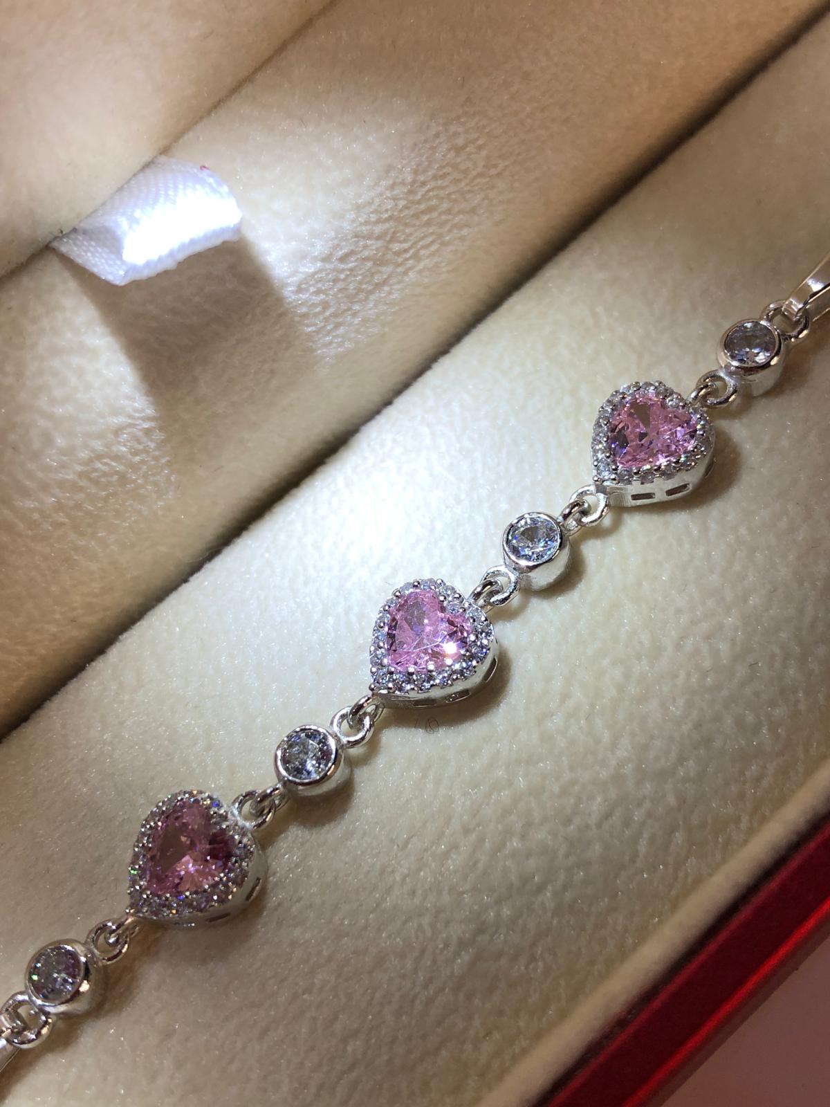 Pembe 3’Lü Kalp Zirconia Taşlı 925 Ayar Gümüş Sevgiliye • Eşe • Anneye • Arkadaşa Hediye Bileklik