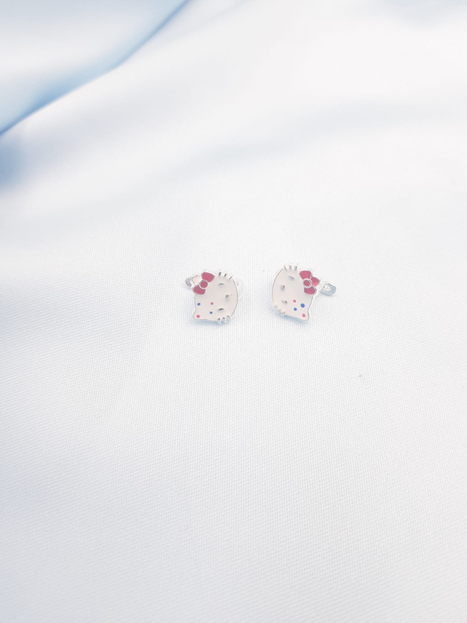 Vog Mine İşlemeli 925 Ayar Gümüş Hello Kitty Kedicik Hediyelik Çocuk,Bebek Küpesi