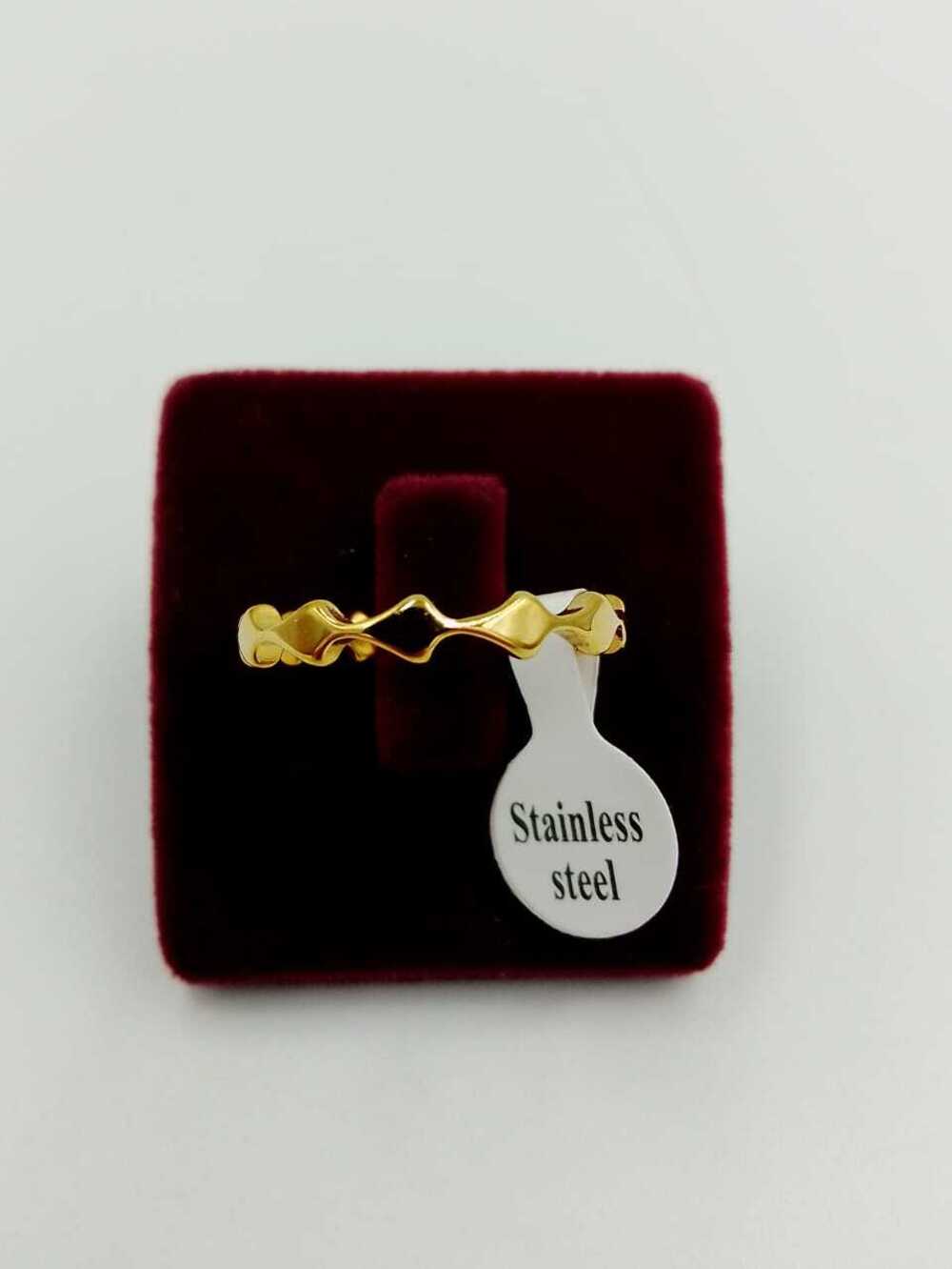 Vog Kişiye Özel 1. Sınıf Vip Çelik 4Mm Baklava Desen Model Unisex Sarı Renk Çelik Alyans