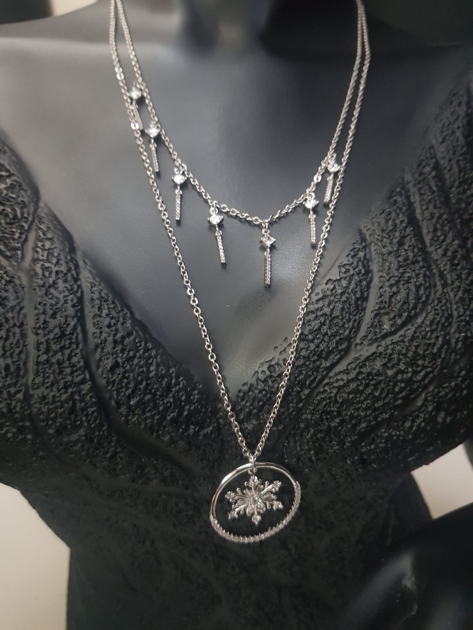 Vog Xuping Model Çift Sıra Zincirli Kartanesi V Sallantı Swarovski Taşlı Çubuk Kolye