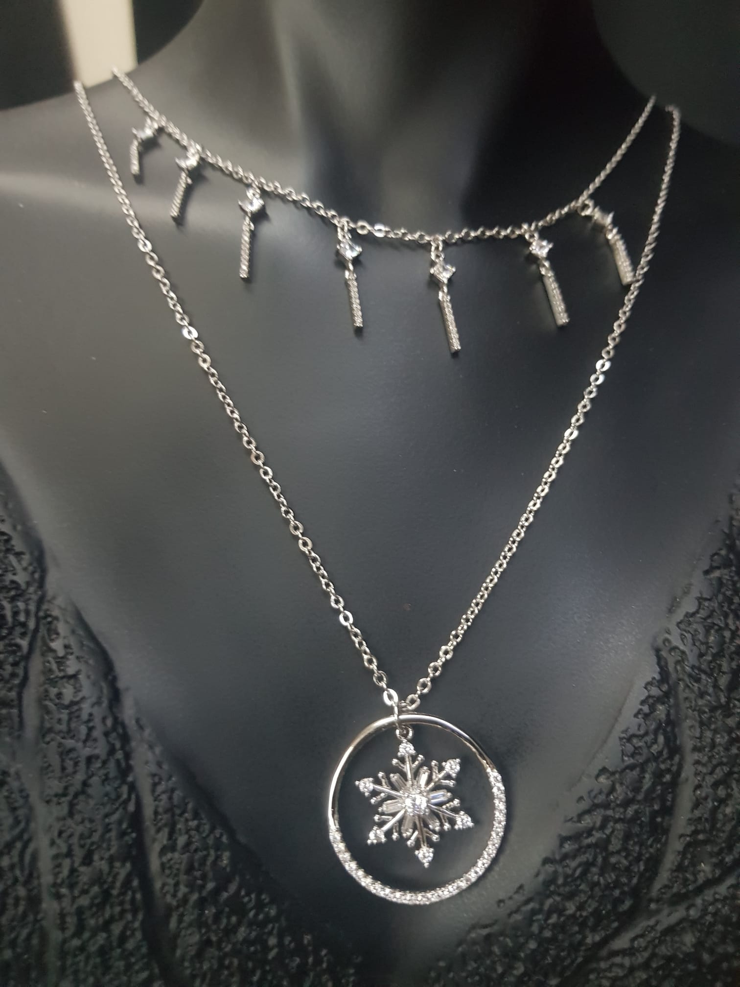 Vog Xuping Model Çift Sıra Zincirli Kartanesi V Sallantı Swarovski Taşlı Çubuk Kolye
