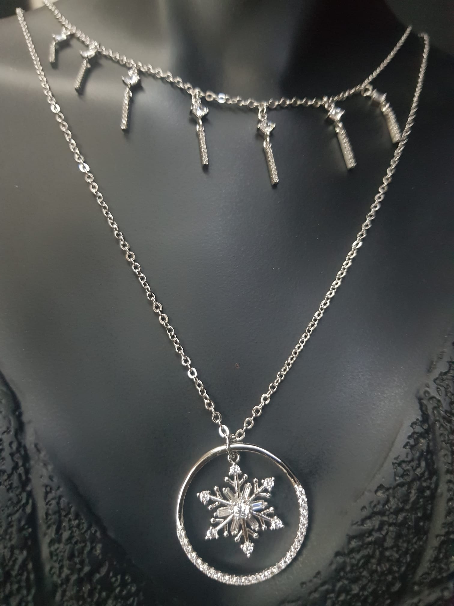 Vog Xuping Model Çift Sıra Zincirli Kartanesi V Sallantı Swarovski Taşlı Çubuk Kolye
