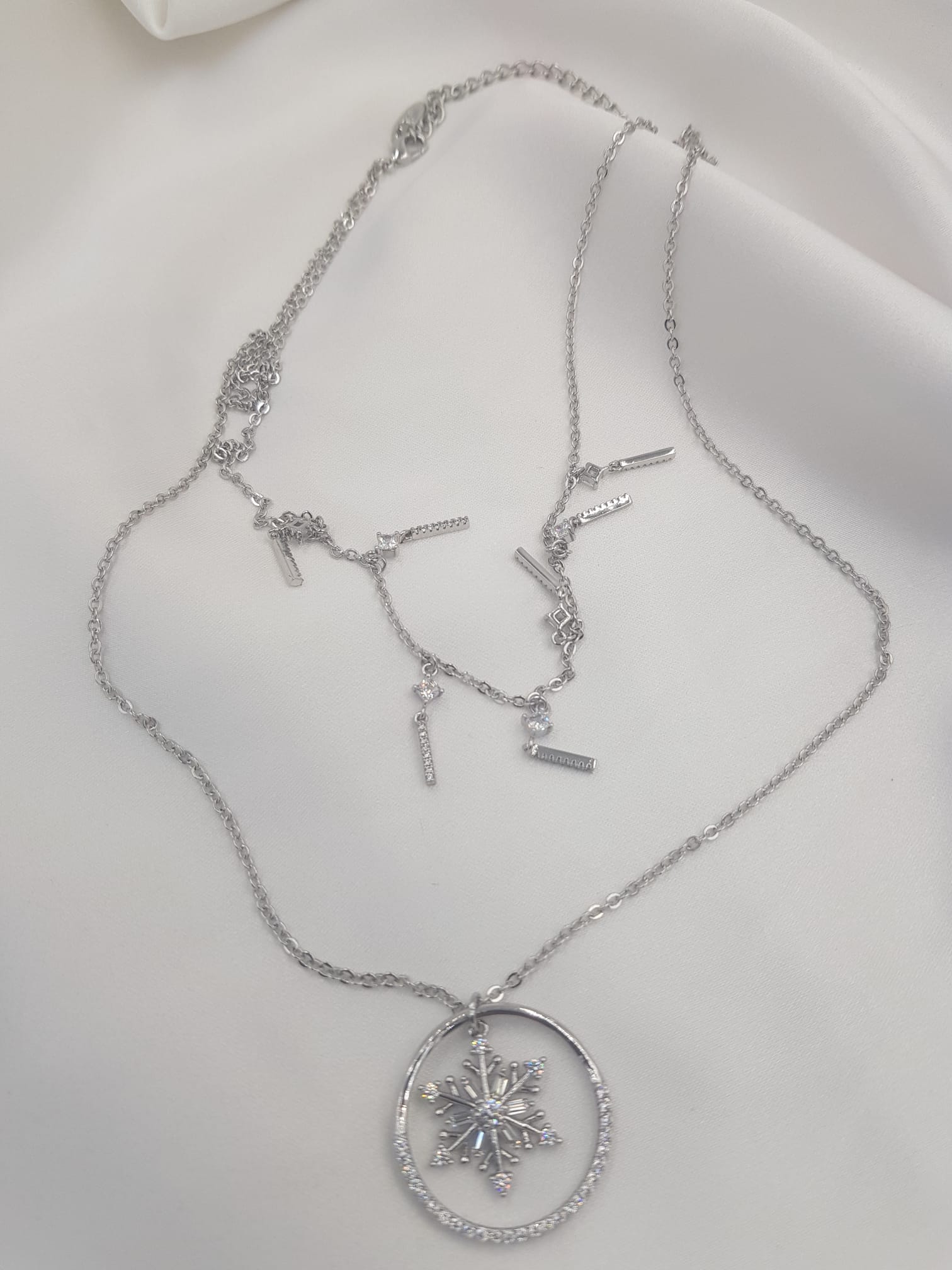 Vog Xuping Model Çift Sıra Zincirli Kartanesi V Sallantı Swarovski Taşlı Çubuk Kolye