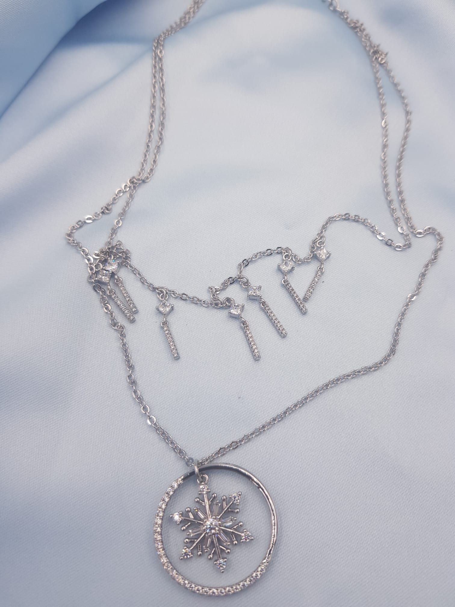 Vog Xuping Model Çift Sıra Zincirli Kartanesi V Sallantı Swarovski Taşlı Çubuk Kolye