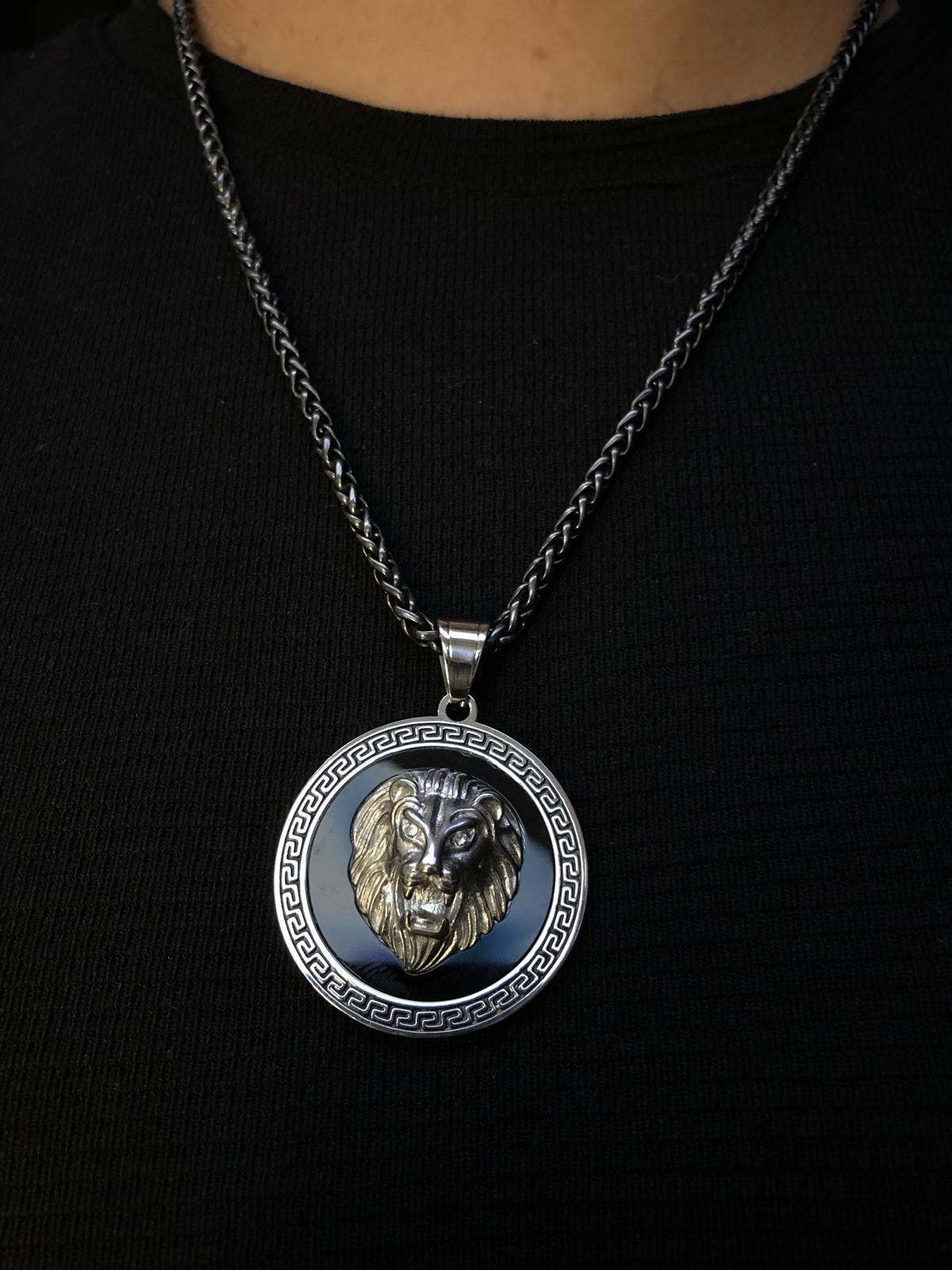 Aslan Kafası Grek Desenli  Işıklı Kutuda • Sevgiliye • Eşe • Babaya • Arkadaşa Çelik Kolye