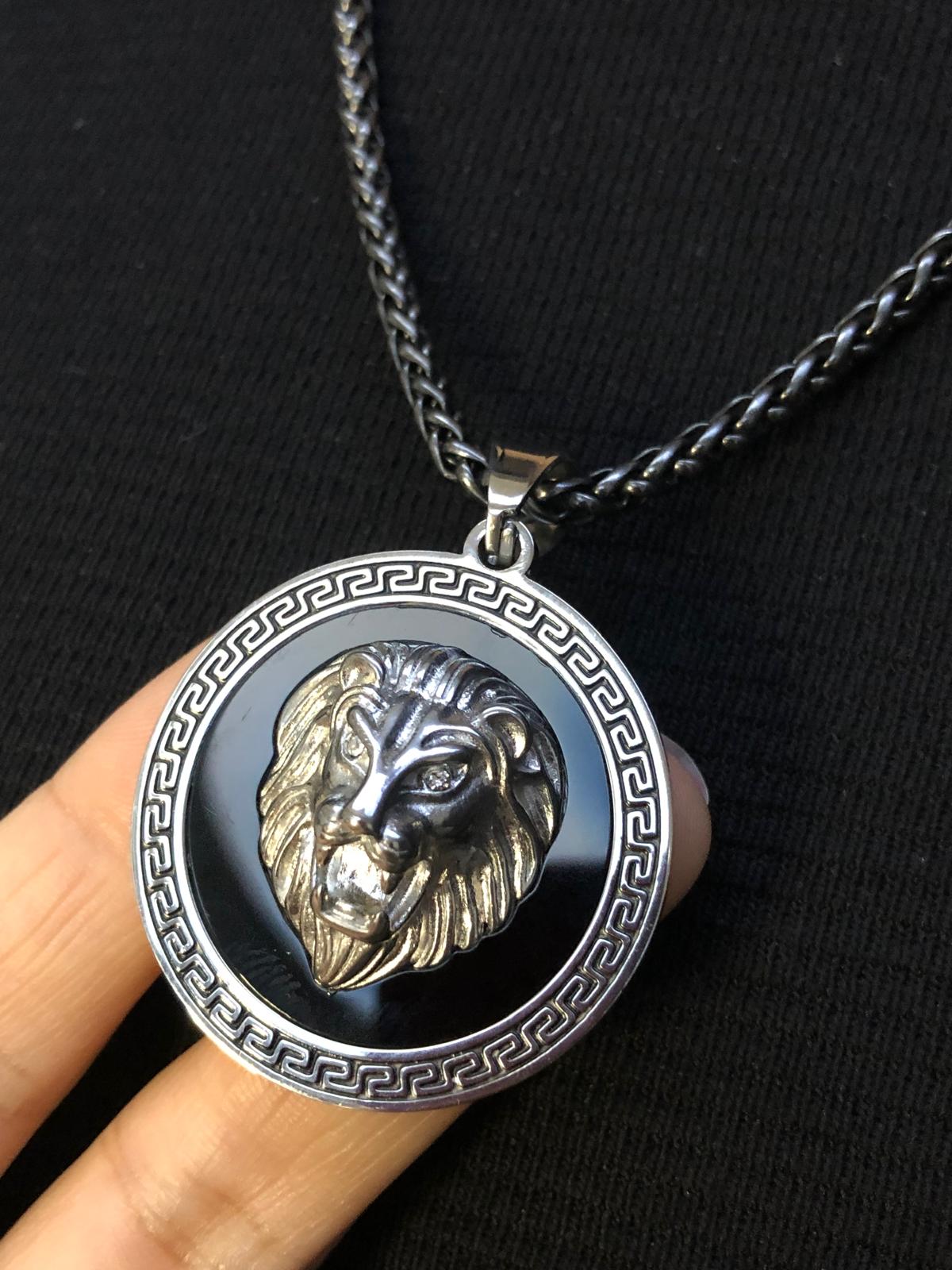 Aslan Kafası Grek Desenli  Işıklı Kutuda • Sevgiliye • Eşe • Babaya • Arkadaşa Çelik Kolye