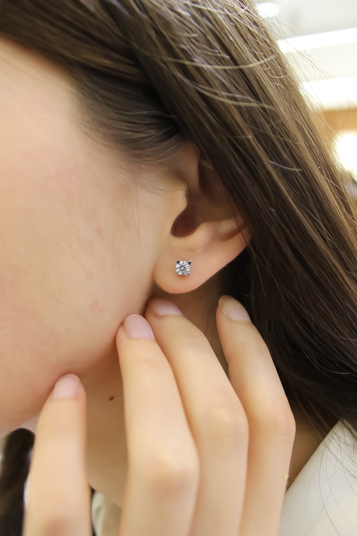Vog 1.00 Karat Mia Zirconia Takoz Tırnak Benzersiz Zerafet Tektaş 925 Ayar Gümüş Küpe 