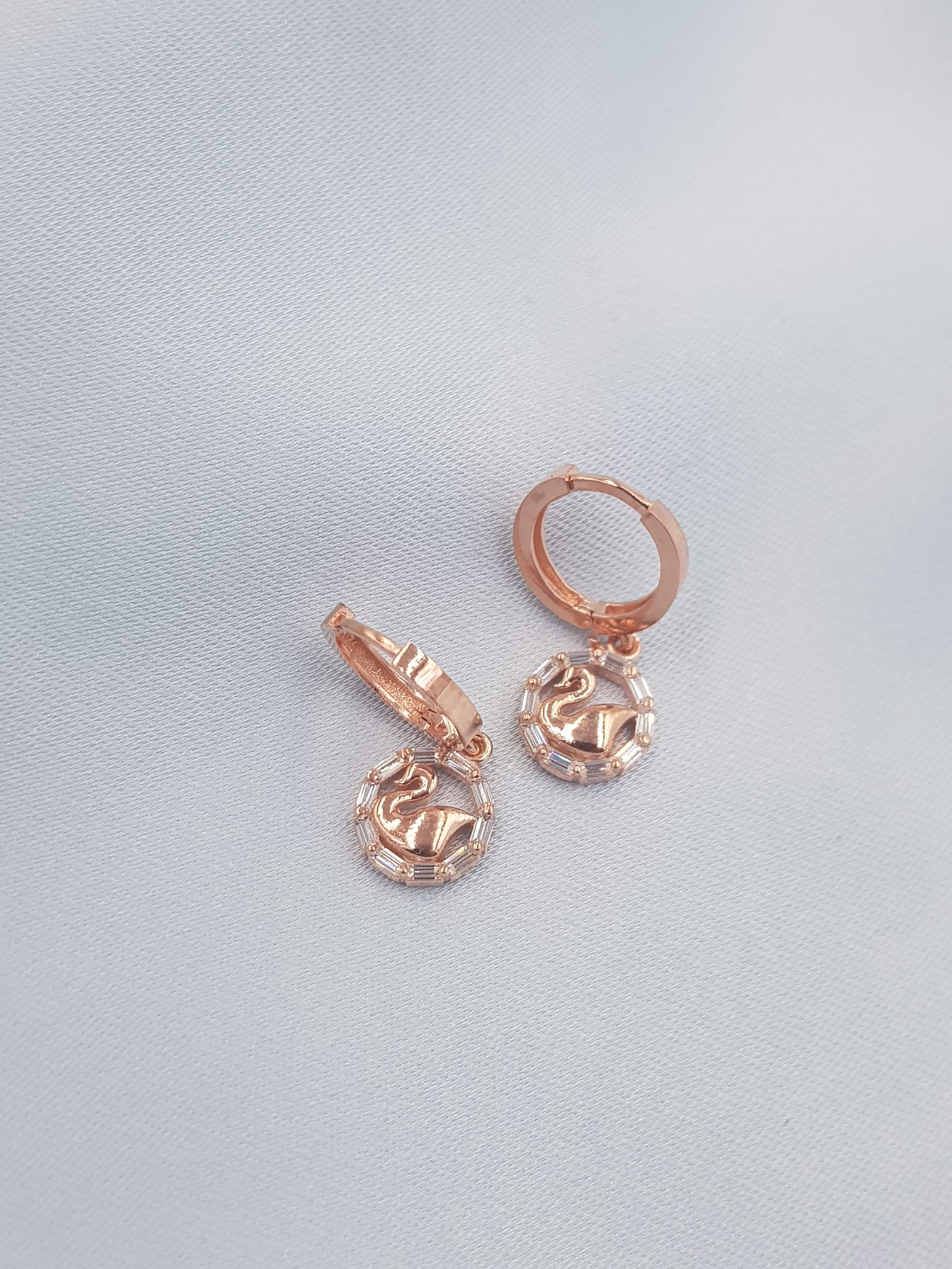 Vog Swarovski Model Baget Taşlı Ufak Boy Kuğu Tasarım Rose Renk 925 Ayar Gümüş Küpe