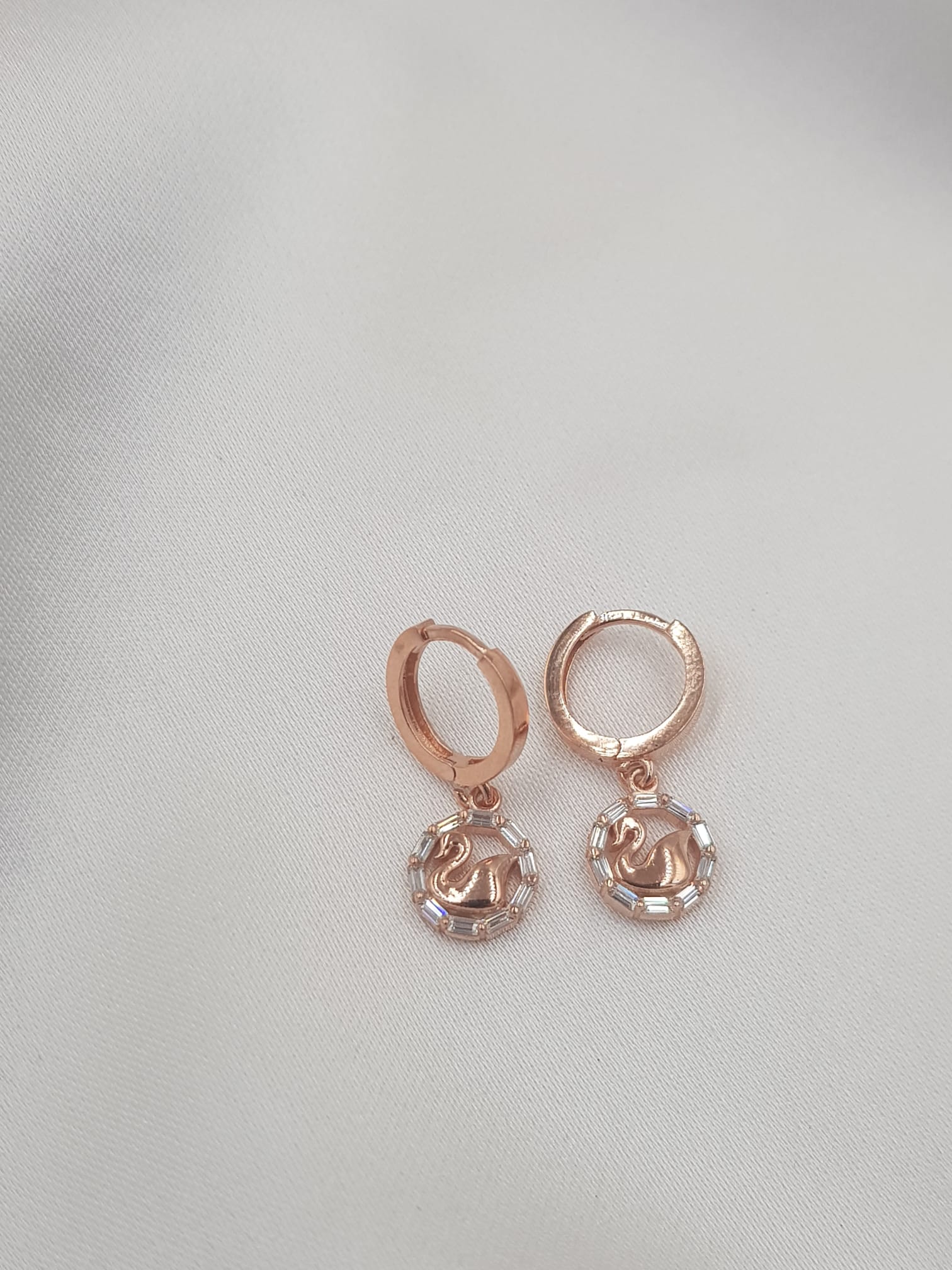 Vog Swarovski Model Baget Taşlı Ufak Boy Kuğu Tasarım Rose Renk 925 Ayar Gümüş Küpe