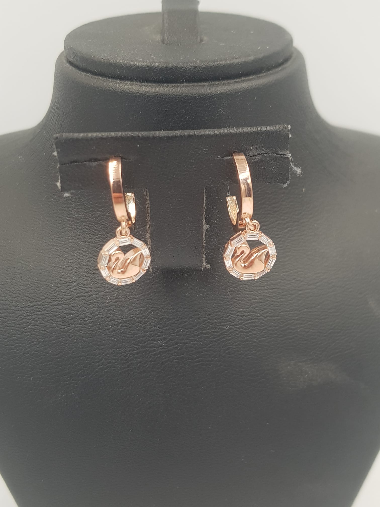 Vog Swarovski Model Baget Taşlı Ufak Boy Kuğu Tasarım Rose Renk 925 Ayar Gümüş Küpe