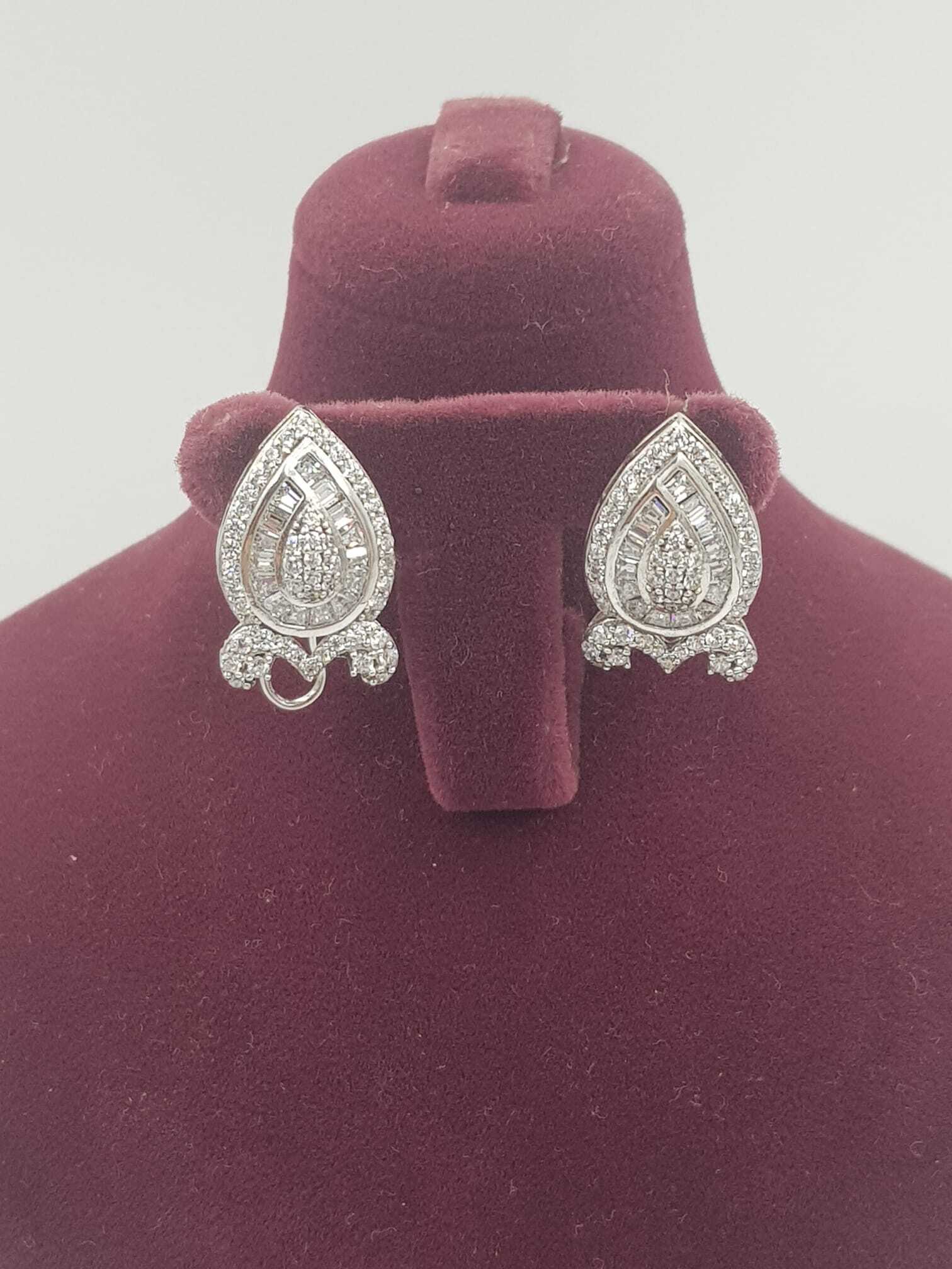 Vog Swarovski Taşlı Pırlanta Montür Şık Tasarım 925 Ayar Gümüş Sevgiliye,Anneye,Eşe Hediye Küpe