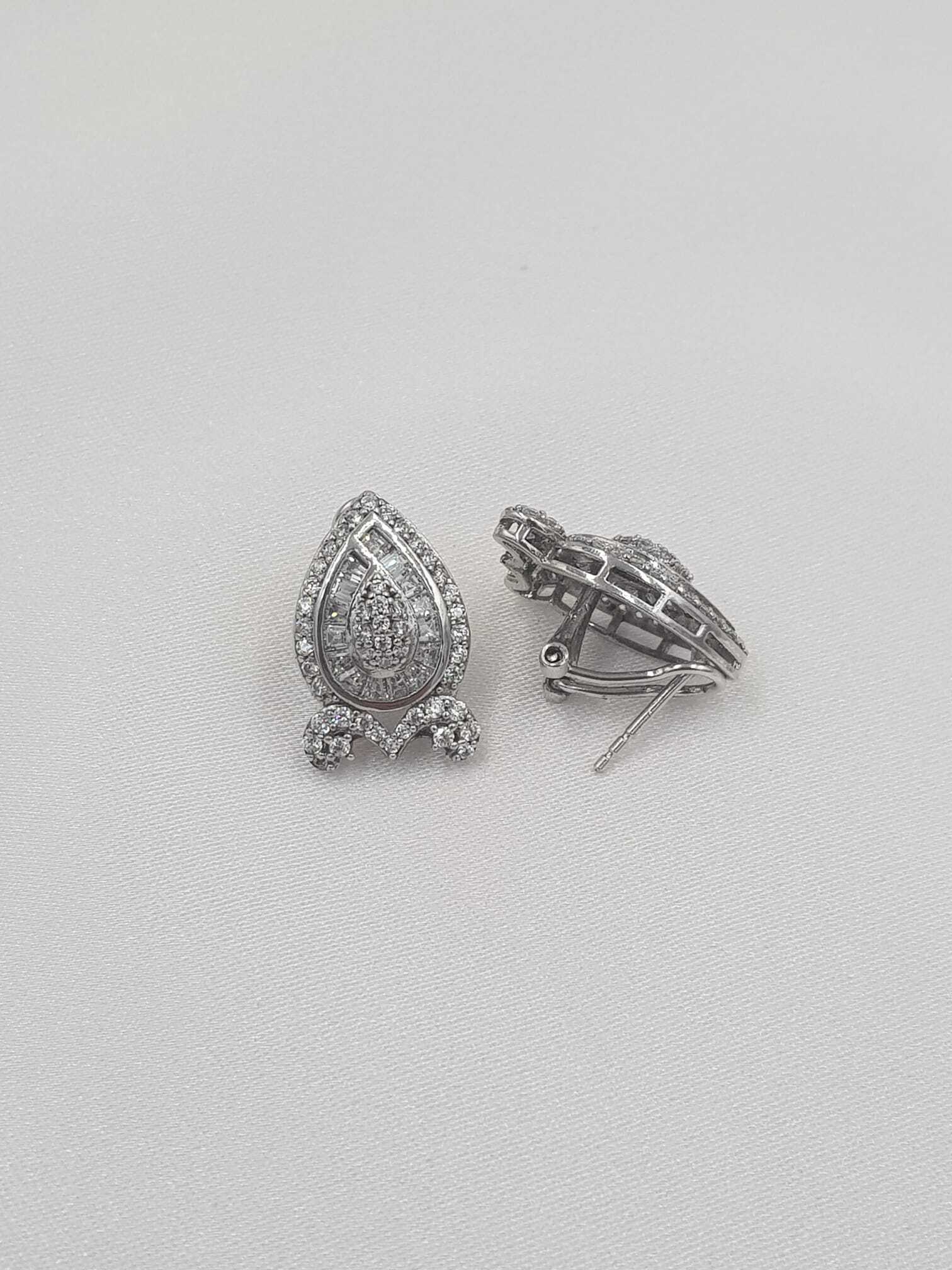 Vog Swarovski Taşlı Pırlanta Montür Şık Tasarım 925 Ayar Gümüş Sevgiliye,Anneye,Eşe Hediye Küpe
