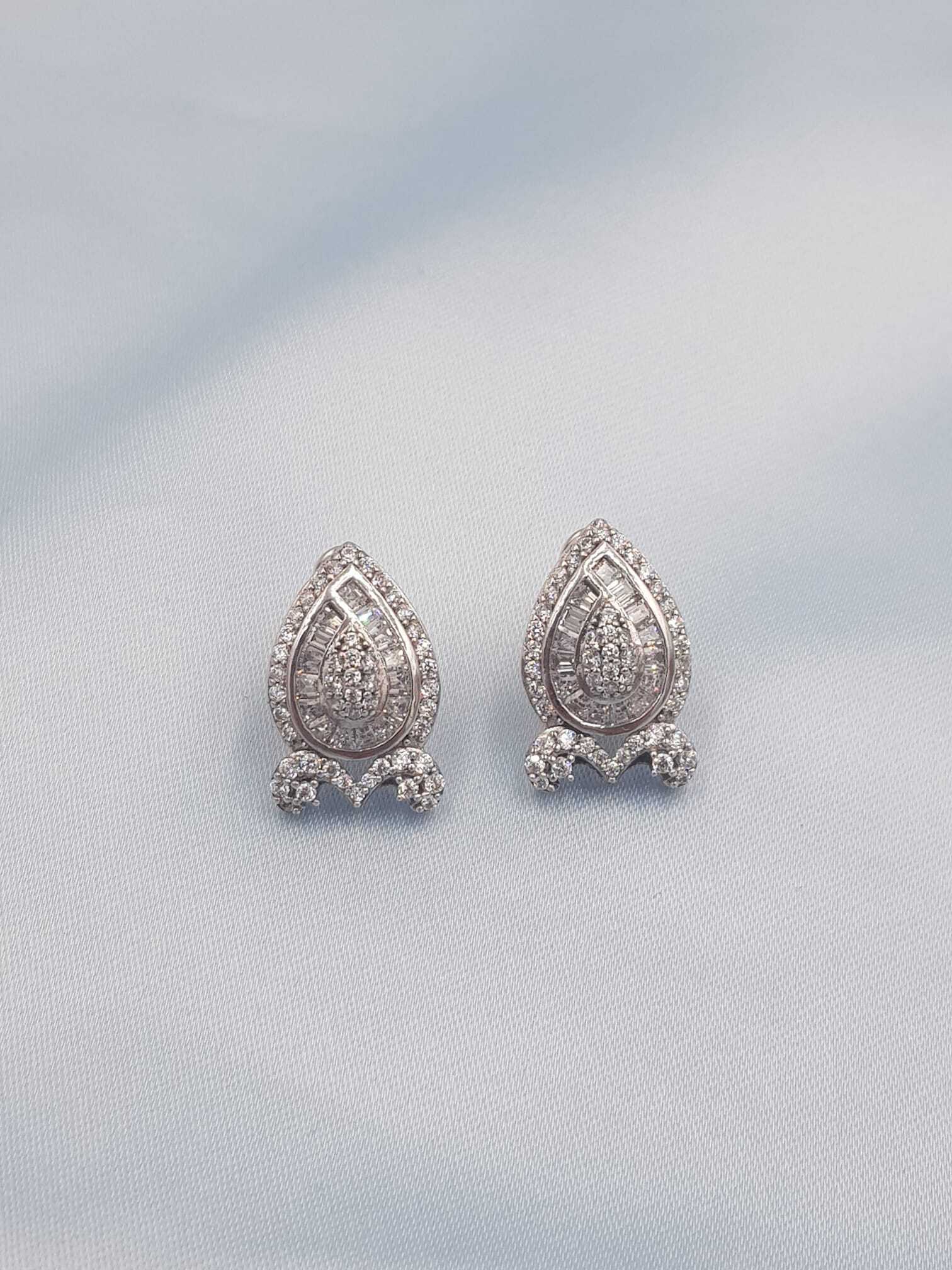 Vog Swarovski Taşlı Pırlanta Montür Şık Tasarım 925 Ayar Gümüş Sevgiliye,Anneye,Eşe Hediye Küpe