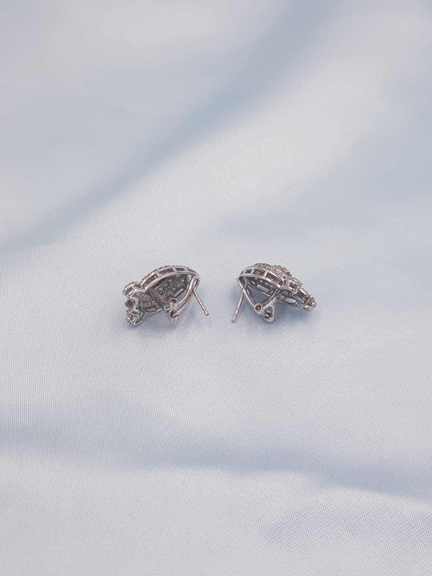 Vog Swarovski Taşlı Pırlanta Montür Şık Tasarım 925 Ayar Gümüş Sevgiliye,Anneye,Eşe Hediye Küpe