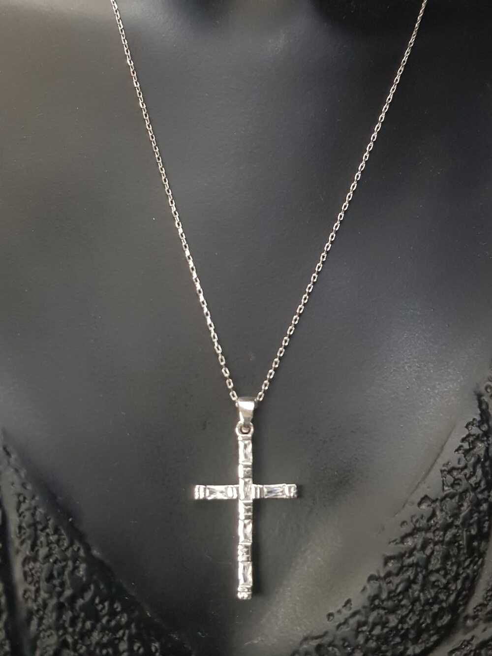 Vog Haç Model Swarovski Şık Tasarım Baget Taşlı 925 Ayar Gümüş Kolye