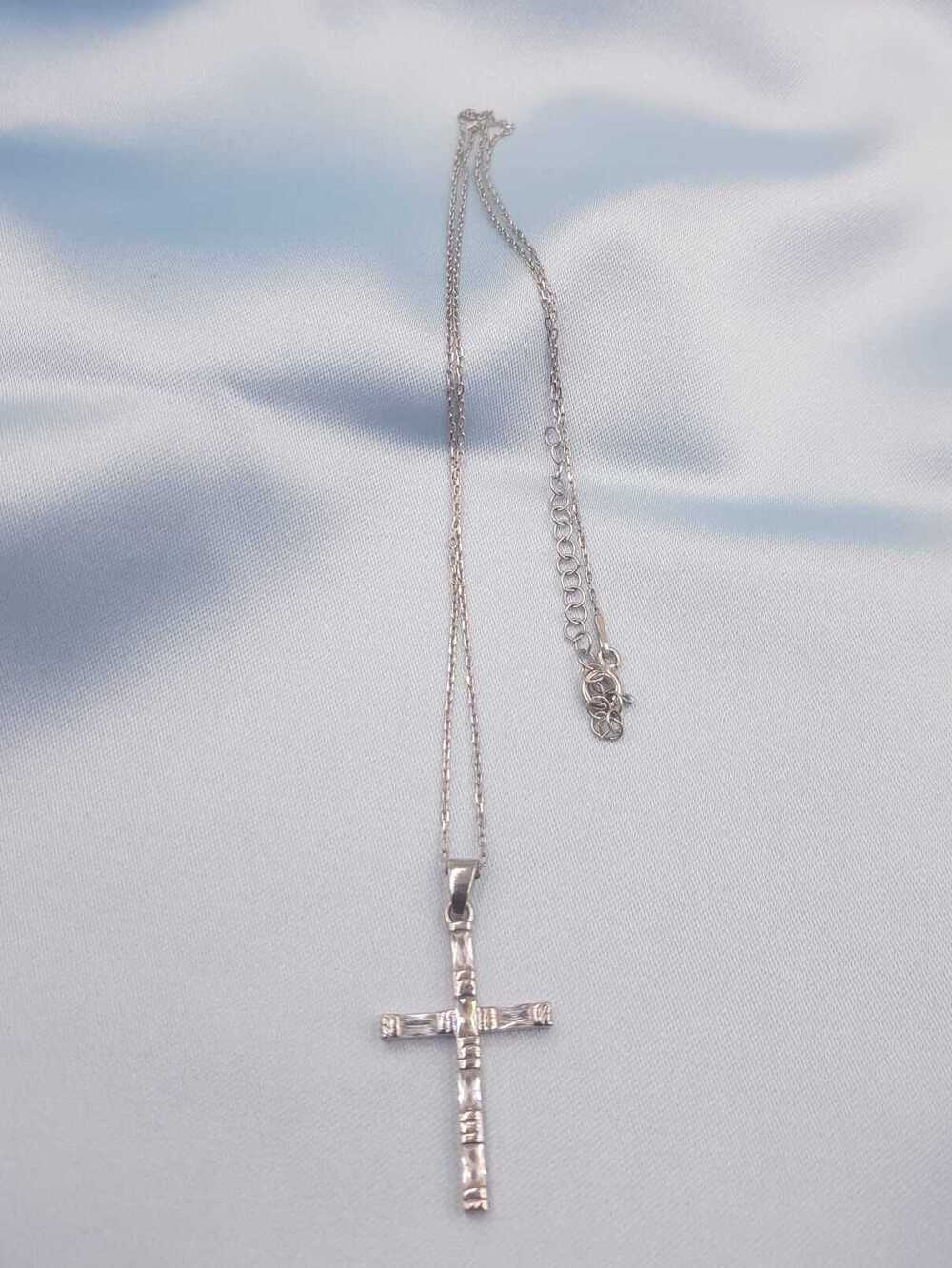 Vog Haç Model Swarovski Şık Tasarım Baget Taşlı 925 Ayar Gümüş Kolye