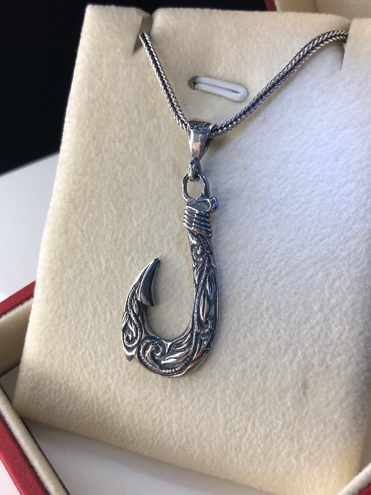 Erkek Gümüş Kolye - Balıkçı Olta Kanca Motifli Erkek Gümüş Kolye • Işıklı Kutuda