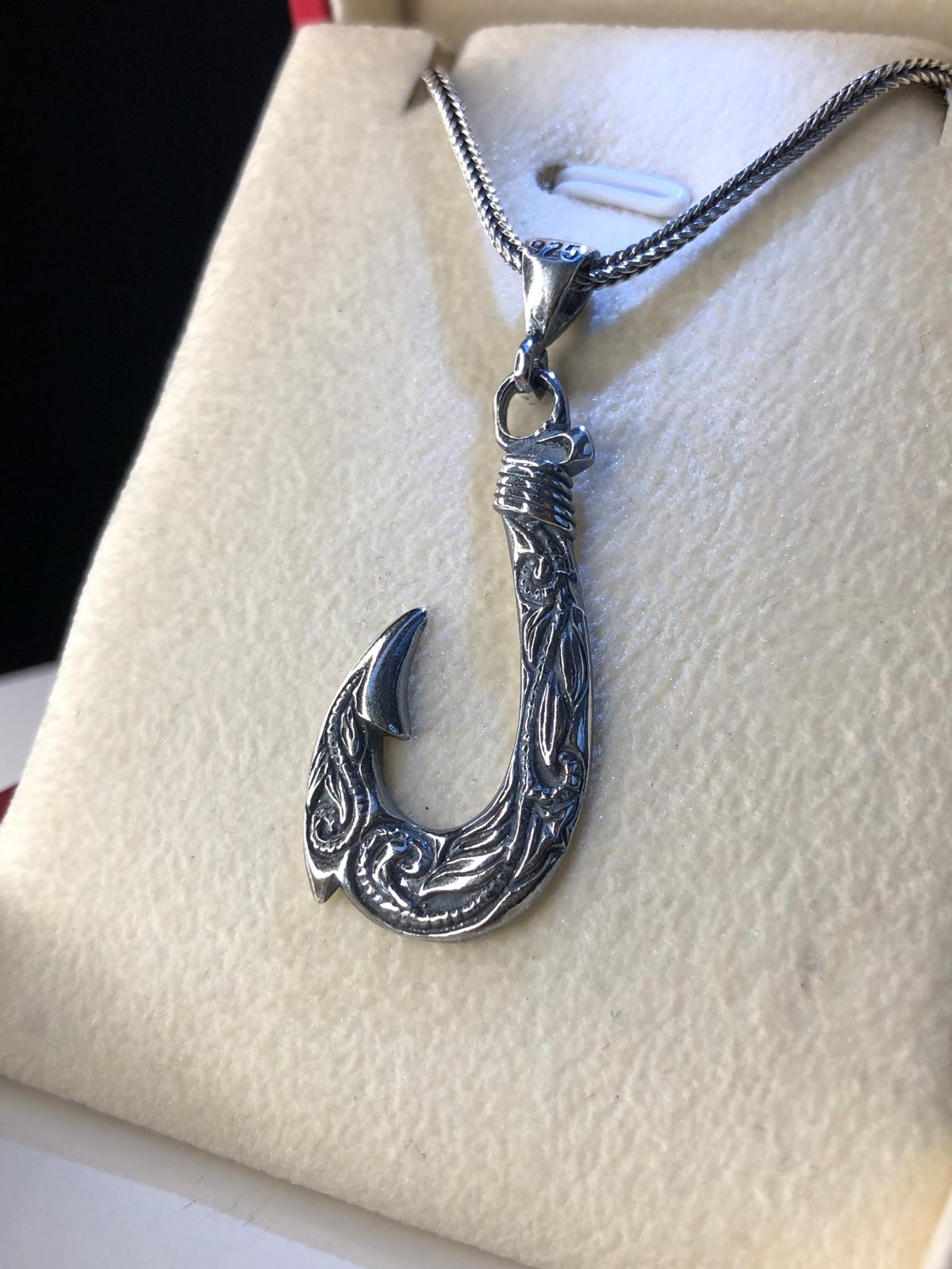 Erkek Gümüş Kolye - Balıkçı Olta Kanca Motifli Erkek Gümüş Kolye • Işıklı Kutuda