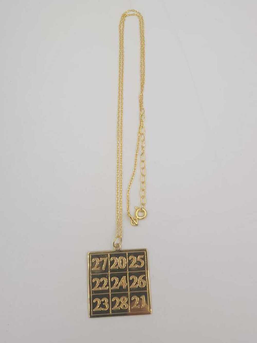 Kubera Para Mantra Sarı Renk 3 cm x 3 cm 925 Ayar Gümüş Unisex Kolye 