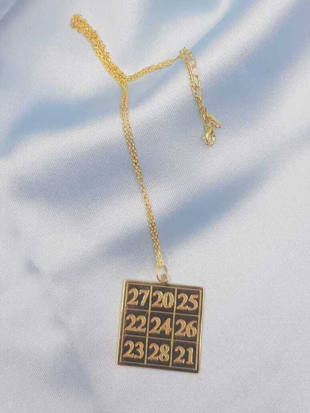 Kubera Para Mantra Sarı Renk 3 cm x 3 cm 925 Ayar Gümüş Unisex Kolye 
