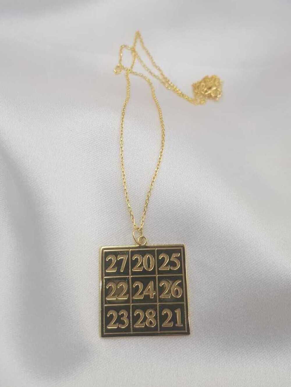 Kubera Para Mantra Sarı Renk 3 cm x 3 cm 925 Ayar Gümüş Unisex Kolye 