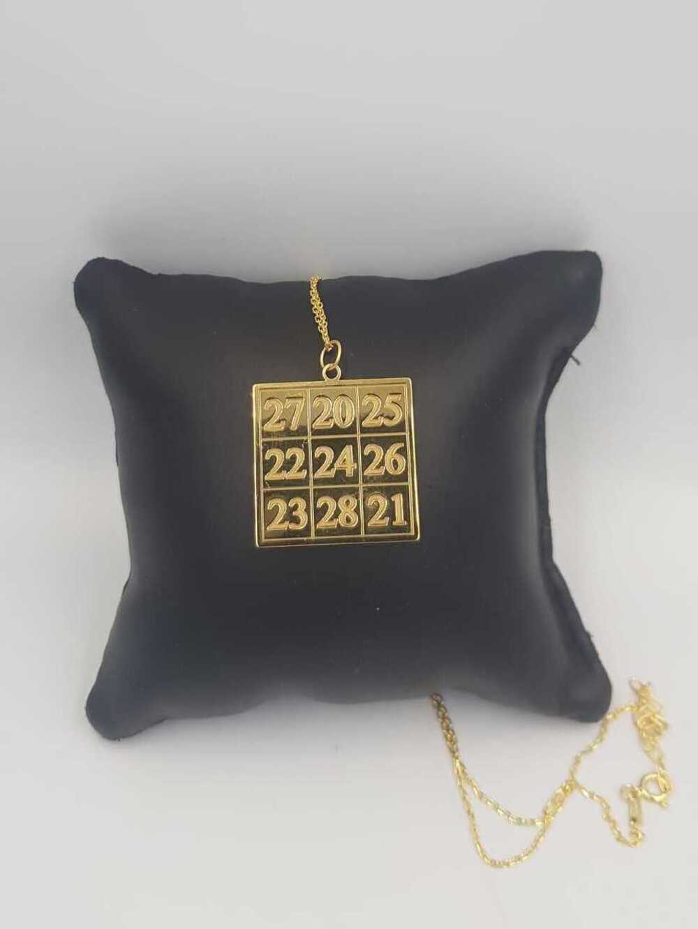 Kubera Para Mantra Sarı Renk 3 cm x 3 cm 925 Ayar Gümüş Unisex Kolye 