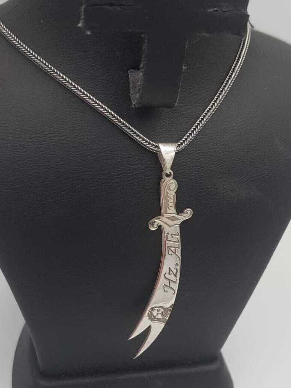 Vog 5 Cm Zülfikar Kılıcı Hz. Ali Silüeti V Yazılı  Sevgiliye,Babaya,Anneye,Arkadaşa 925 Gümüş Kolye