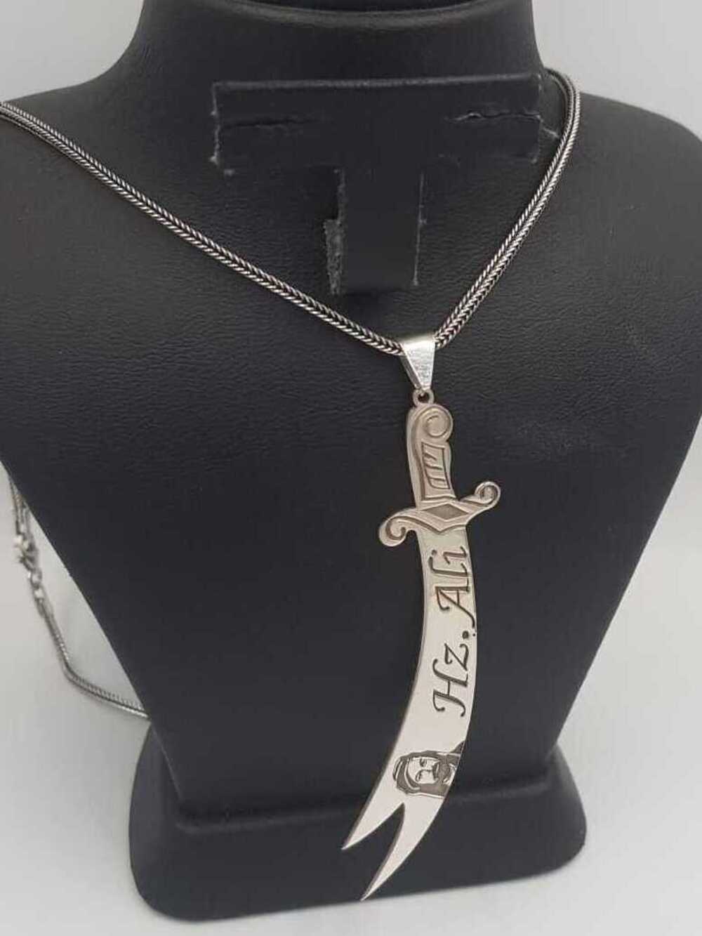 Zülfikar Kılıcı Hz. Ali Resimli  V Yazılı  7cm Gümüş • Sevgiliye • Eşe • Babaya • Arkadaşa Kolye