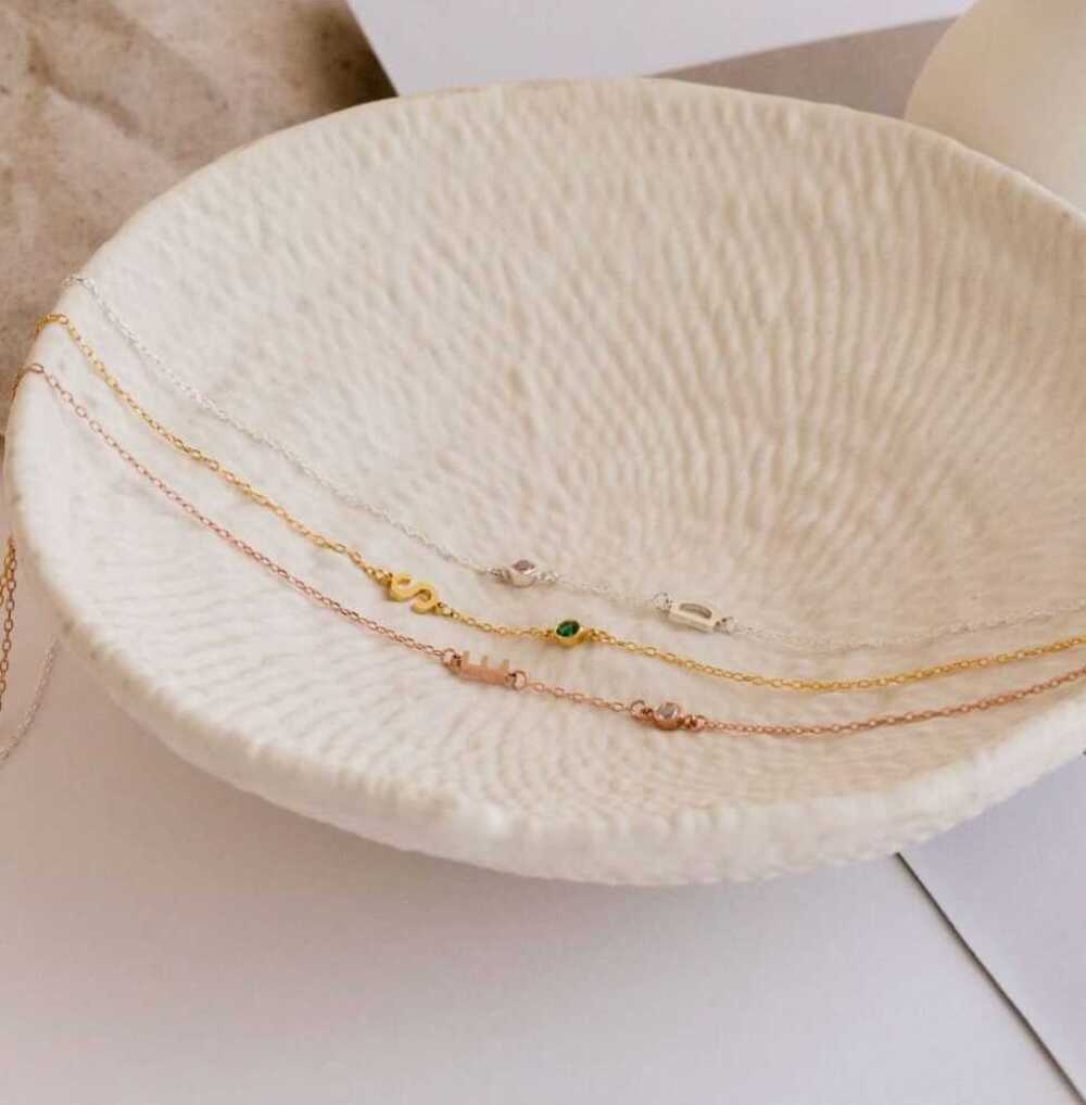 Vog Yan Kemik Harf V Renkli Taş Detay 925 Gümüş Sevgiliye,Anneye,Eşe,Arkadaşa Hediye Kolye