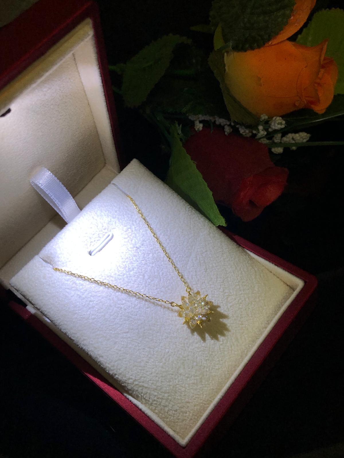 Vog Lotus Çiçeği Pembe Kristal Taşlı 925 Ayar Gümüş Sevgiliye Eşe Anneye Arkadaşa Hediye Kolye