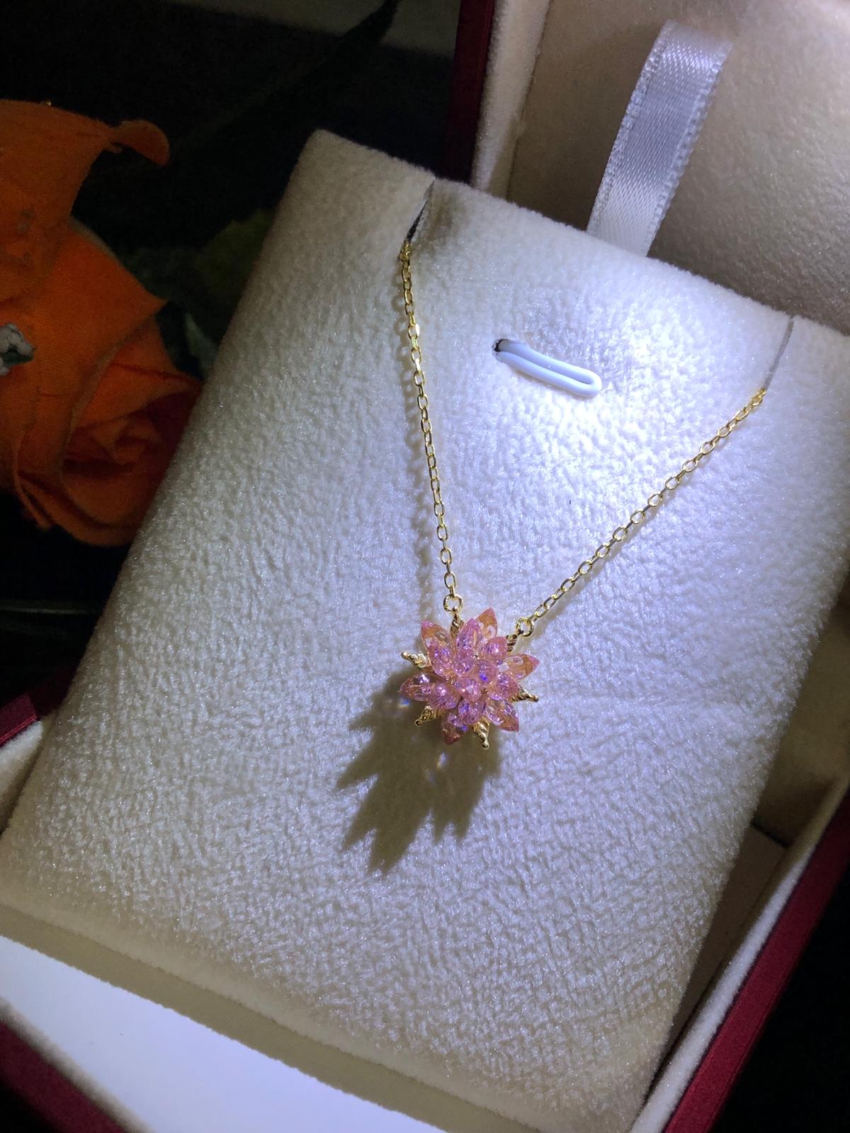 Vog Lotus Çiçeği Pembe Kristal Taşlı 925 Ayar Gümüş Sevgiliye Eşe Anneye Arkadaşa Hediye Kolye