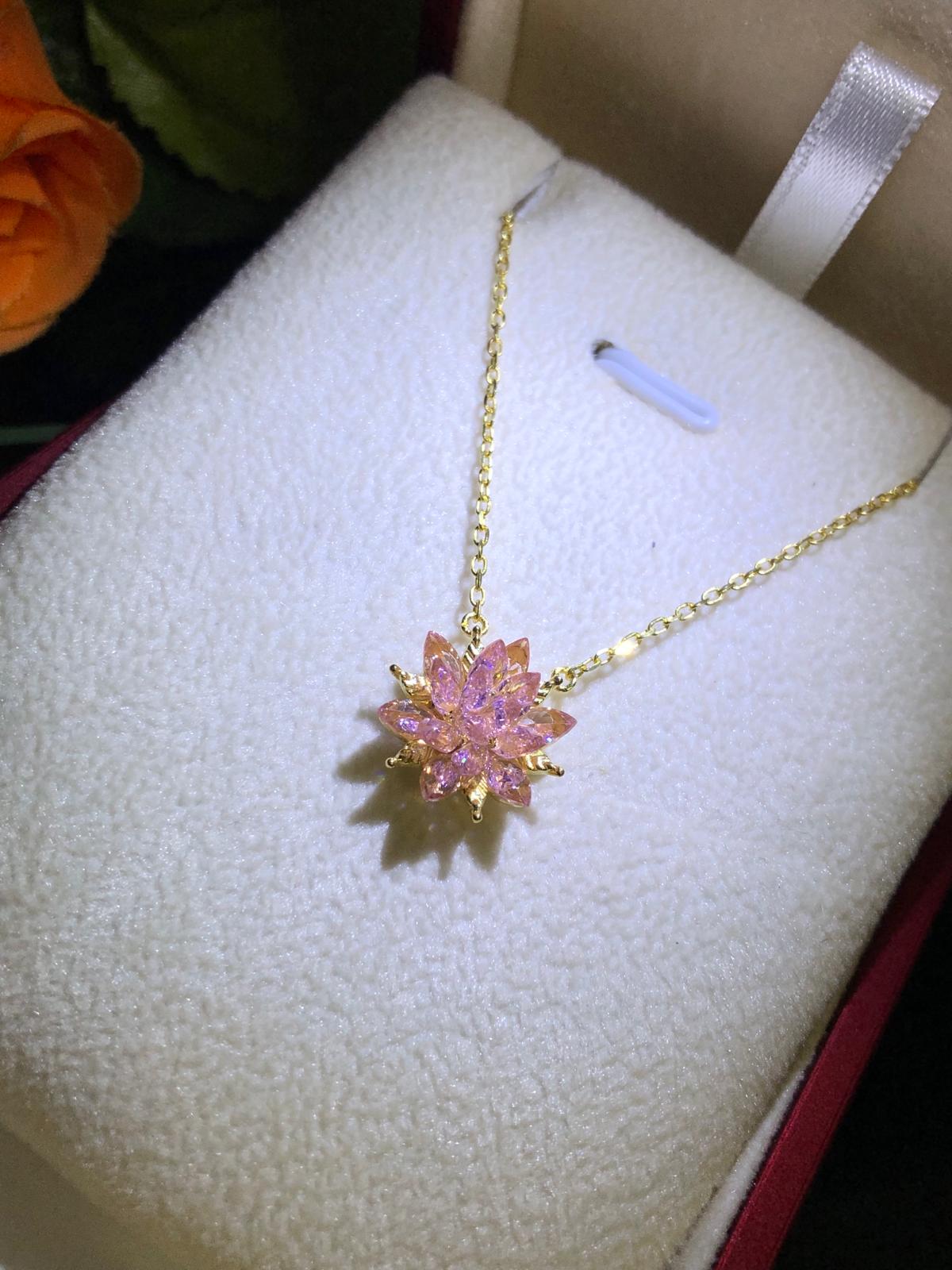 Vog Lotus Çiçeği Pembe Kristal Taşlı 925 Ayar Gümüş Sevgiliye Eşe Anneye Arkadaşa Hediye Kolye
