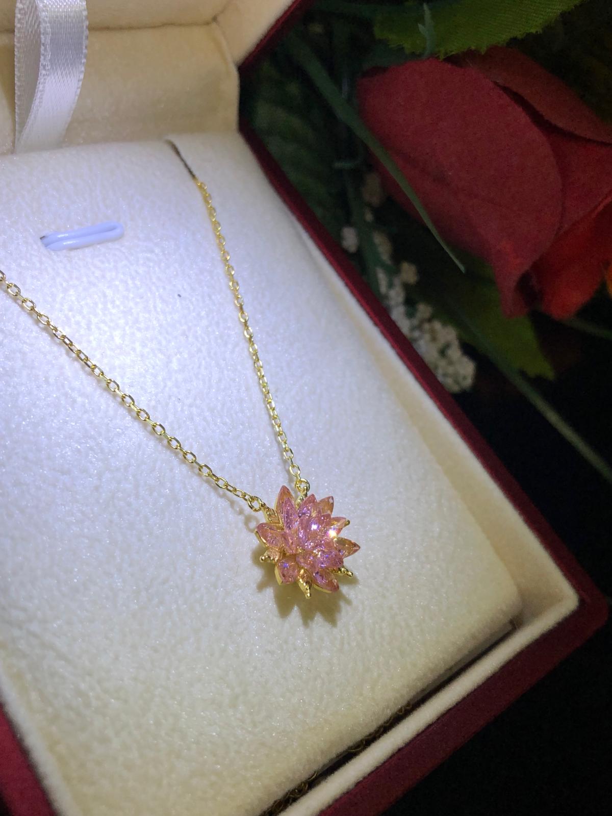 Vog Lotus Çiçeği Pembe Kristal Taşlı 925 Ayar Gümüş Sevgiliye Eşe Anneye Arkadaşa Hediye Kolye