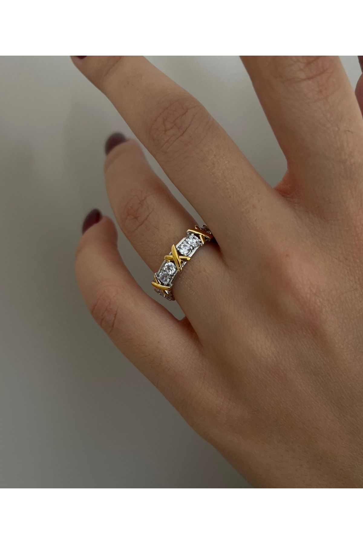 Vog Tiffany Tasarım X Model Beyaz V Yeşil Taşlı 925 Ayar Gümüş Sevgiliye,Eşe,Anneye Yüzük