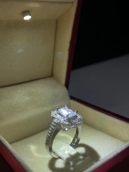 Pırlanta Montür Baget Kraliçe Gümüş Tektaş • Işıklı Kutuda • Evlilik Teklifi Ciddi İlişki Yüzüğü