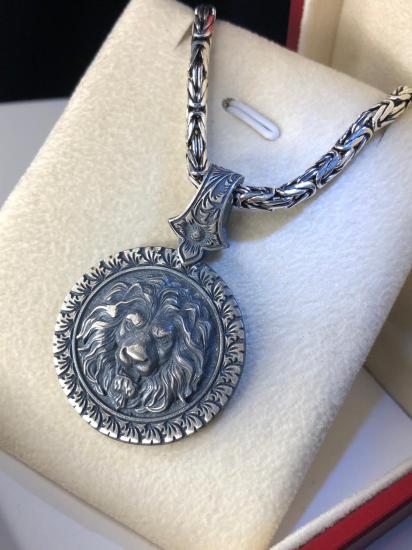 Erkek Gümüş Kolye - Kabartma Aslan Motifli Kalem İşlemeli Kral Zincirli Erkek Kolye • Işıklı Kutuda
