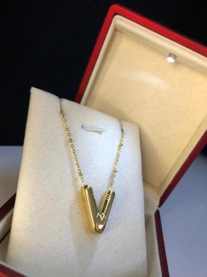 Balon V Harf Kolye Paslanmaz Çelik Sarı Renk • Işıklı Kutuda • Sevgiliye • Eşe • Anneye Kolye