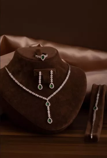 Vog Kadın Gümüş Takı Seti - Lera Zümrüt Taşlı Mekik Model Kolye, Bileklik, Yüzük, Küpe Tam Set