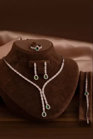 Vog Kadın Gümüş Takı Seti - Peri Zümrüt Taşlı Damla Model Kolye, Bileklik, Yüzük, Küpe Tam Set