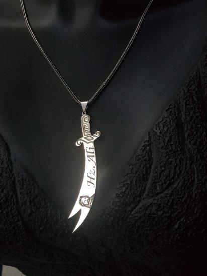 Zülfikar Kılıcı Hz. Ali Resimli  V Yazılı  7cm Gümüş • Sevgiliye • Eşe • Babaya • Arkadaşa Kolye