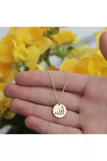 Vog Allah Yazılı 925 Ayar Gümüş Sarı Renk Sevgiliye Eşe Anneye Arkadaşa Hediye Kolye