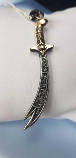 VOG 1 GÜRMET ZİNCİRLİ H.Z ALİNİN KILICI ZÜLFİKAR  ARAPÇA YAZILI BEYAZ RENK GÜMÜŞ KOLYE