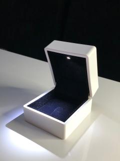 VOG BEYAZ IŞIKLI PIRLANTA ,ALTIN VE GÜMÜŞ YÜZÜK KUTUSU